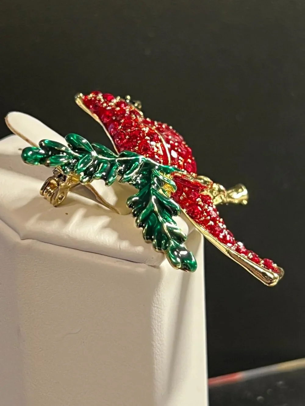 Red Rhinestone Cardinal Enamel Branch Gold Tone Brooch Pin (476)